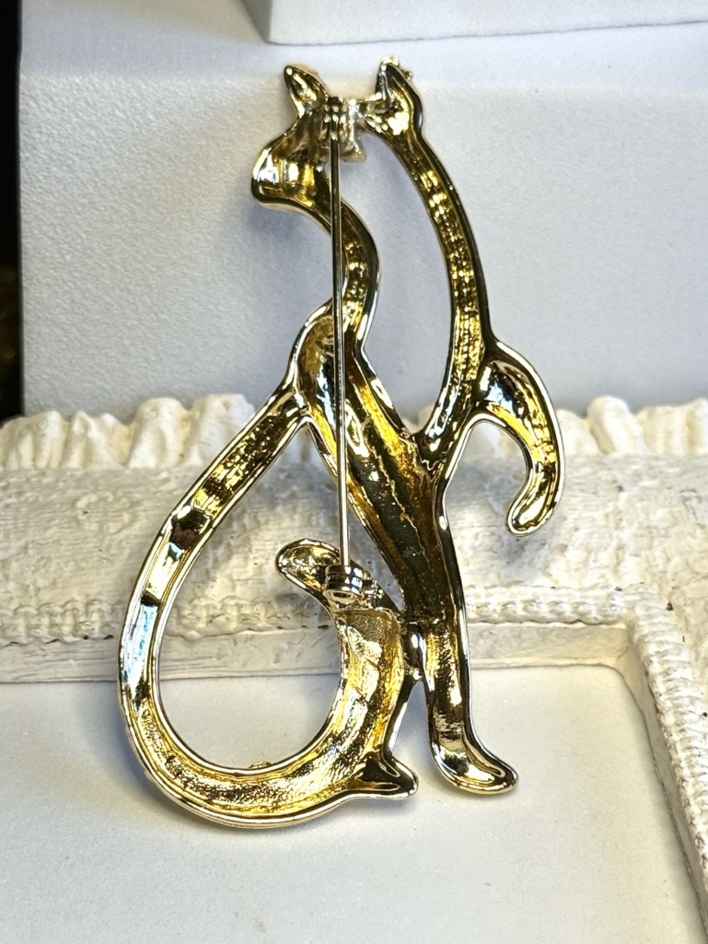 Vintage Large Gold Tone Sitting Cat Outline Brooch - Picture 2 of 3